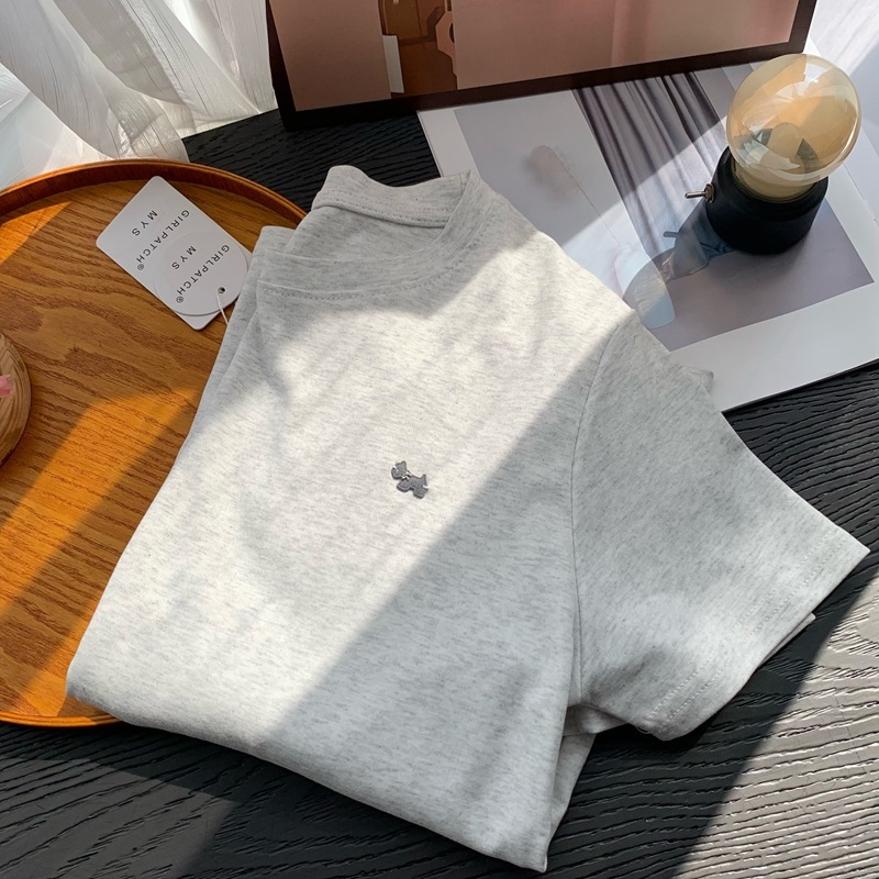 Ženski bijeli T‑shirt kratkih rukava s okruglim izrezom, uski kroj, smjesa poliester, minimalistički stil, ljeto 2026