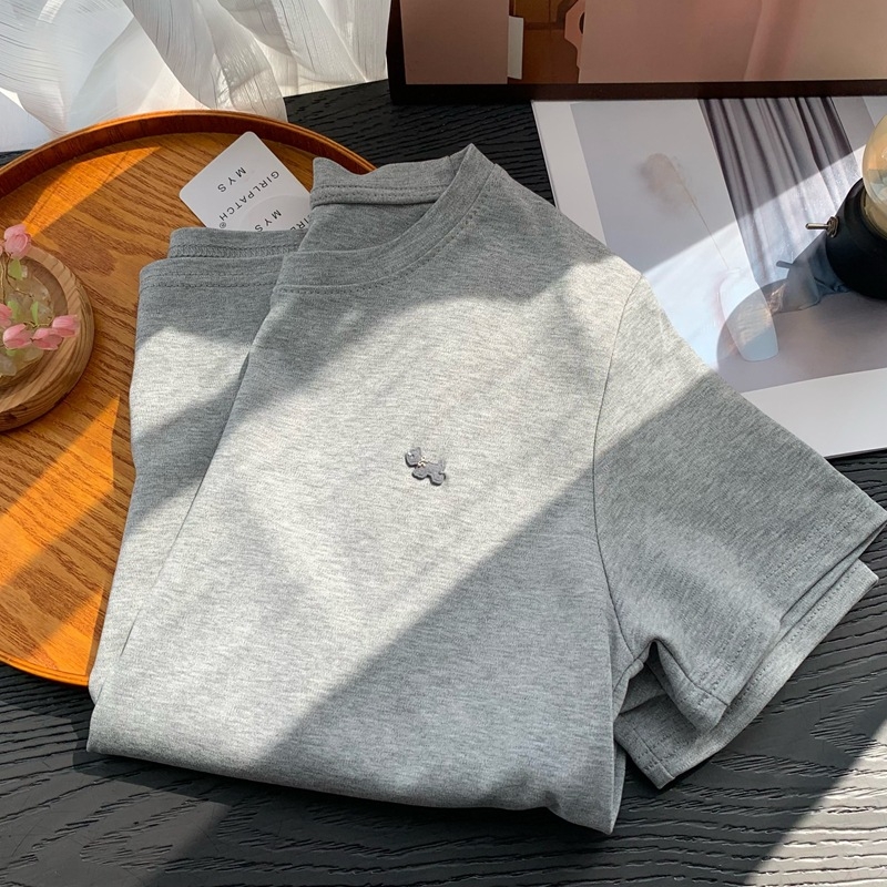 Ženski bijeli T‑shirt kratkih rukava s okruglim izrezom, uski kroj, smjesa poliester, minimalistički stil, ljeto 2026