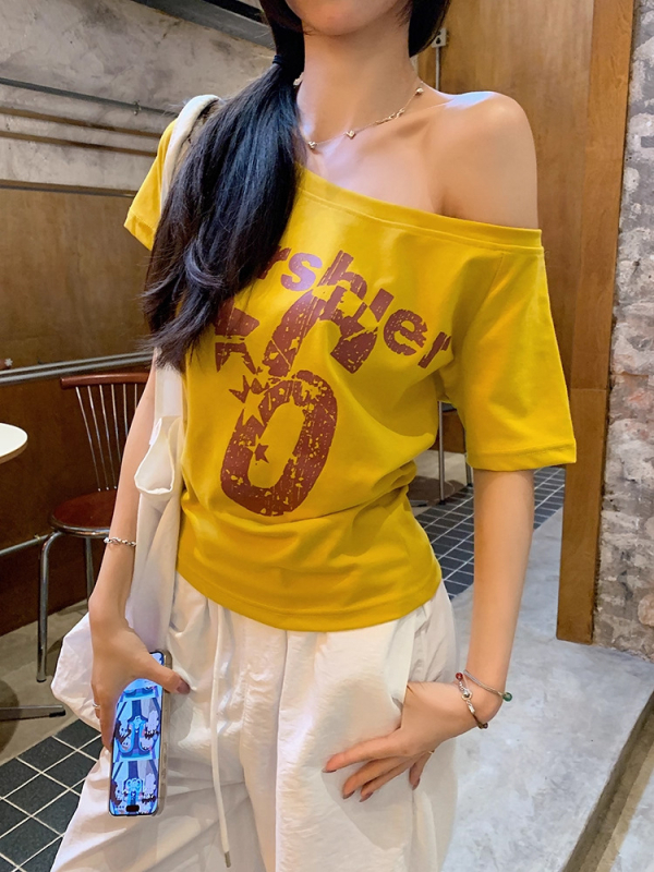 Ženski T-shirt s američkim retro otiskom slova, nagnuti ovratnik, kratki rukavi, ljeto 2025, uski top s izloženim ramenima