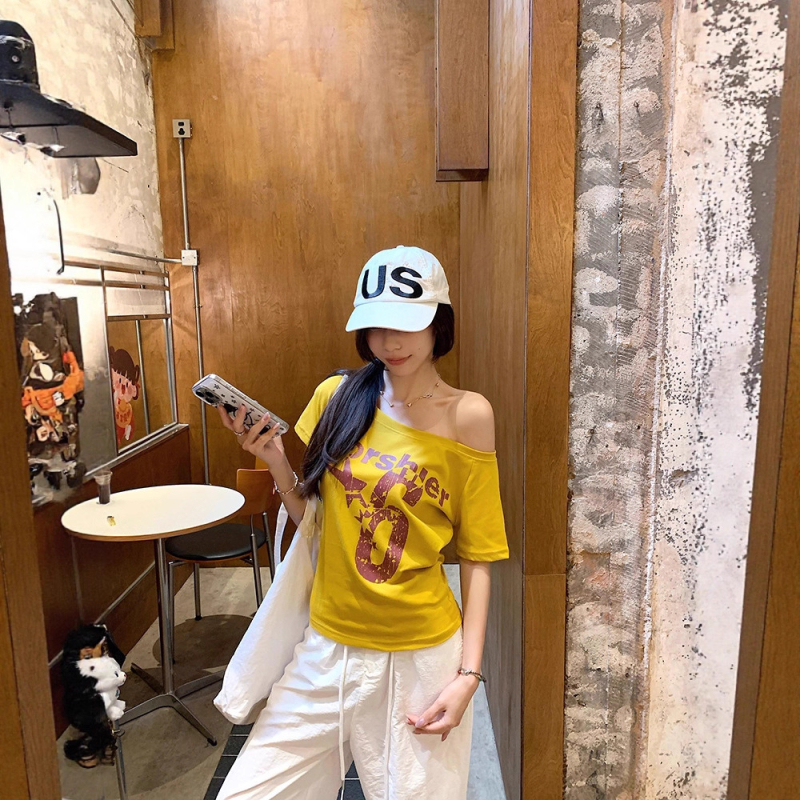 Ženski T-shirt s američkim retro otiskom slova, nagnuti ovratnik, kratki rukavi, ljeto 2025, uski top s izloženim ramenima