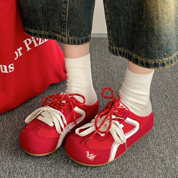 Ženske sandale u Birkenstock stilu, zatvorenim nosom, protuklizna ravna potplata, crveni retro dizajn, ljeto 2025