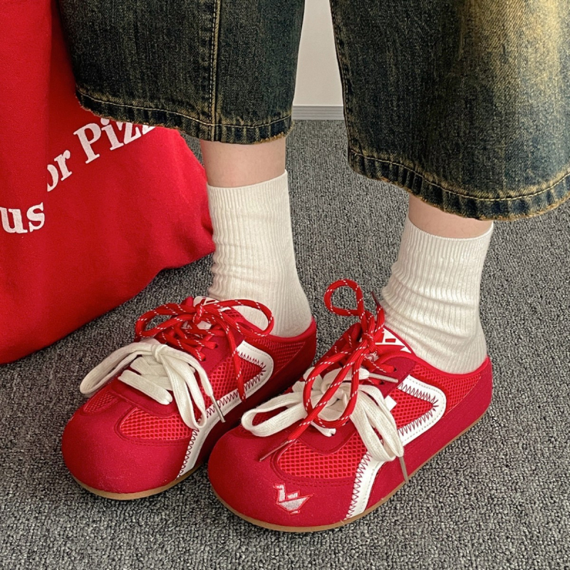 Ženske sandale u Birkenstock stilu, zatvorenim nosom, protuklizna ravna potplata, crveni retro dizajn, ljeto 2025