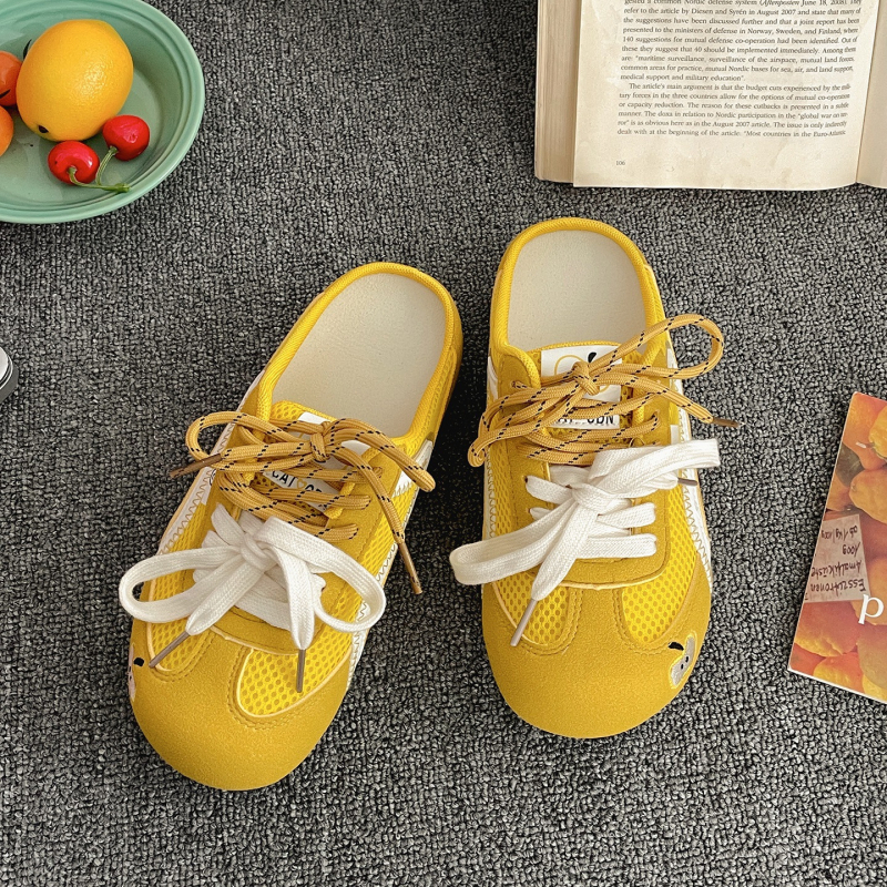Ženske sandale u Birkenstock stilu, zatvorenim nosom, protuklizna ravna potplata, crveni retro dizajn, ljeto 2025
