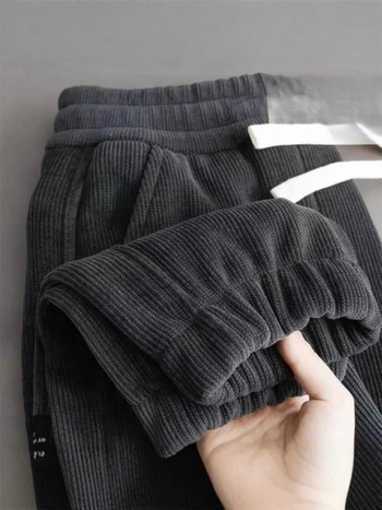 Ženske hlače od corduroya, fleece podstava, opušten kroj s blagim sužavanjem nogavica, jesensko-zimski casual stil