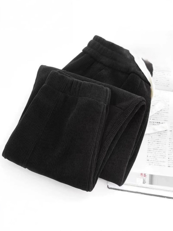 Ženske hlače od corduroya, fleece podstava, opušten kroj s blagim sužavanjem nogavica, jesensko-zimski casual stil