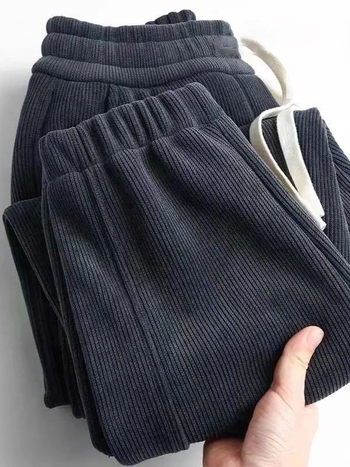 Ženske hlače od corduroya, fleece podstava, opušten kroj s blagim sužavanjem nogavica, jesensko-zimski casual stil