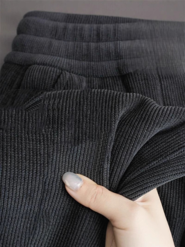 Ženske hlače od corduroya, fleece podstava, opušten kroj s blagim sužavanjem nogavica, jesensko-zimski casual stil