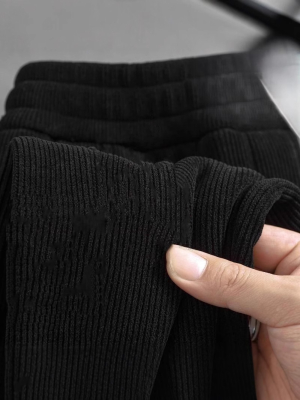 Ženske hlače od corduroya, fleece podstava, opušten kroj s blagim sužavanjem nogavica, jesensko-zimski casual stil