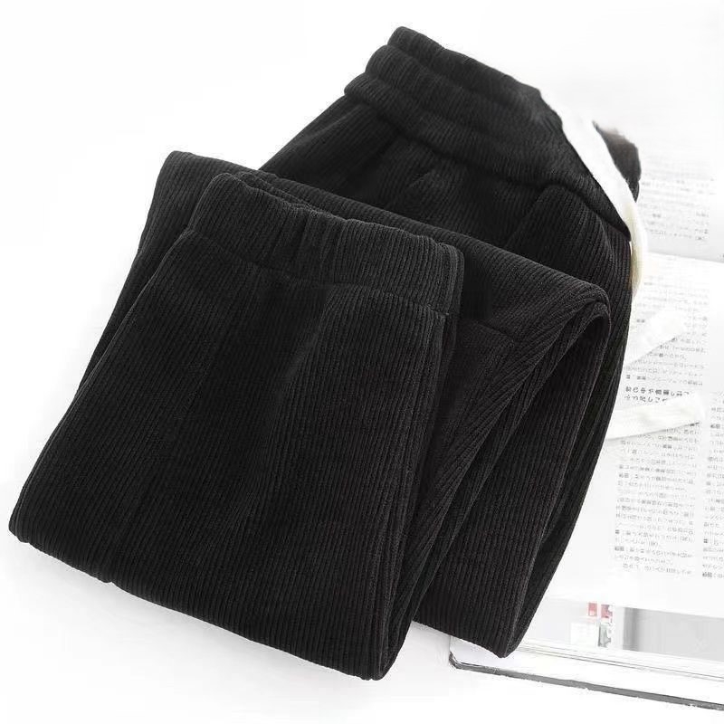 Ženske hlače od corduroya, fleece podstava, opušten kroj s blagim sužavanjem nogavica, jesensko-zimski casual stil
