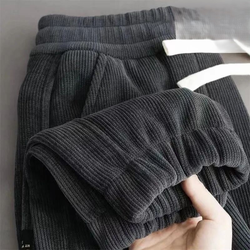 Ženske hlače od corduroya, fleece podstava, opušten kroj s blagim sužavanjem nogavica, jesensko-zimski casual stil