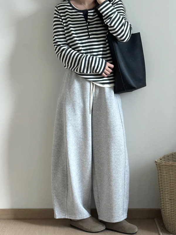 Ženske hlače s visokim strukom i vezicom, širokog kroja, scimitar kroj, drapirane, jesenski stil