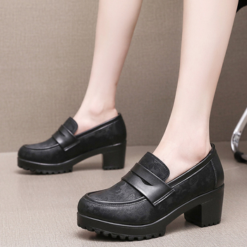 Γυναικείοι ματ λοφέρς, μαύρα, slip-on, με πλατφόρμα 6–8 cm, στυλ βρετανικό, στρογγυλή μύτη