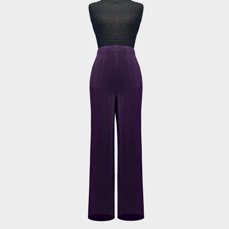 Pantalone plisirane u Miyake stilu, jesen 2025, minimalistične i svestrane, visokim strukom, laskaju siluetu, svakodnevne duge hlače