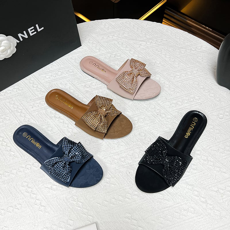 Sandale s kristalima i mašnicom, otvorenim prstima, ravna podloga, Chanel stil, žene, ljeto 2025