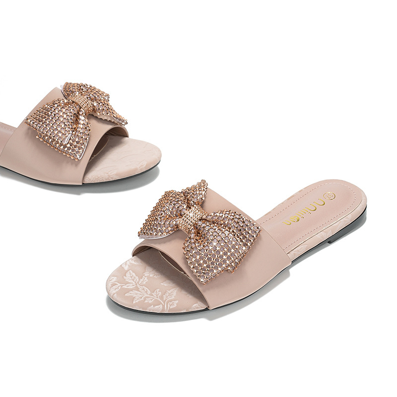 Sandale s kristalima i mašnicom, otvorenim prstima, ravna podloga, Chanel stil, žene, ljeto 2025