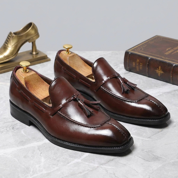 Férfiaknak szánt slip-on cipő bojtokkal, brogues stílusban, brit és koreai stílusú bőr utcai cipő, retro üzleti cipő 2511