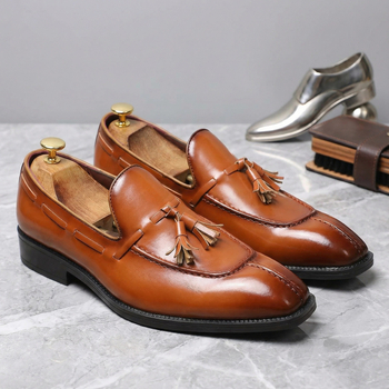 Férfiaknak szánt slip-on cipő bojtokkal, brogues stílusban, brit és koreai stílusú bőr utcai cipő, retro üzleti cipő 2511