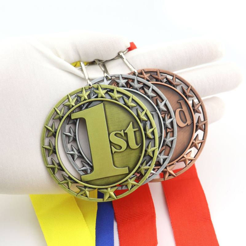 Medalja za školsko sportsko natjecanje u osnovnoj školi – metalna medalja s premazom zlatnog, srebrnog i bakrenog tona, cinkova legura, promjer 70 mm