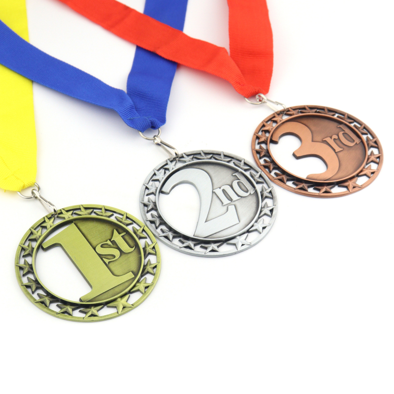 Medalja za školsko sportsko natjecanje u osnovnoj školi – metalna medalja s premazom zlatnog, srebrnog i bakrenog tona, cinkova legura, promjer 70 mm