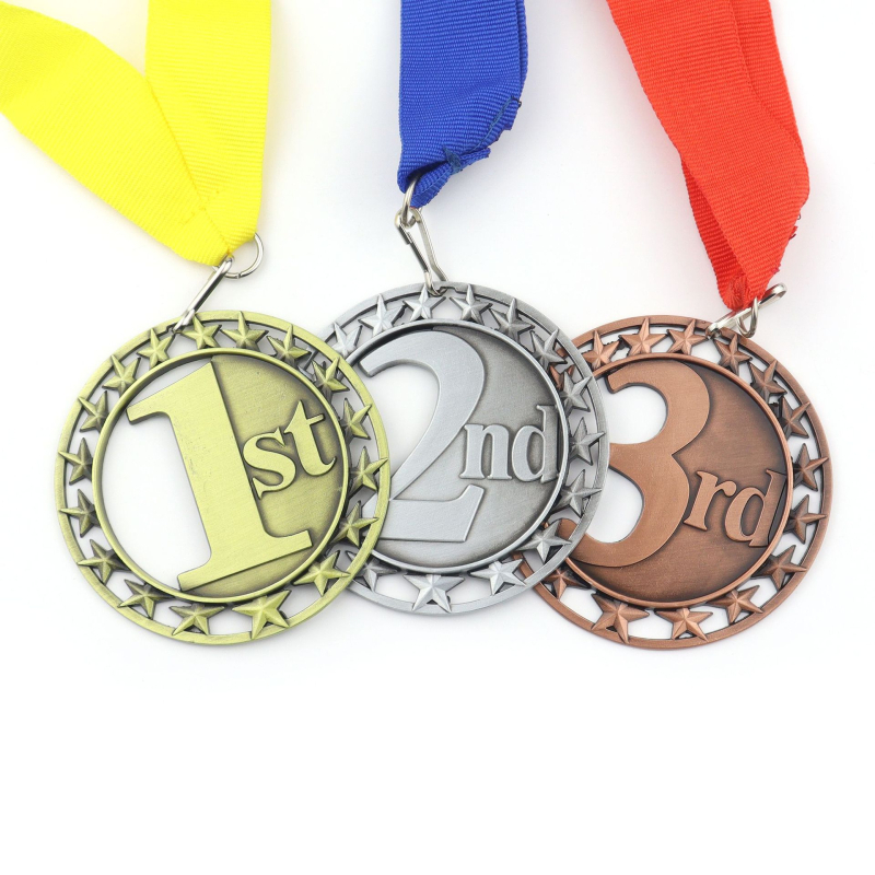 Medalja za školsko sportsko natjecanje u osnovnoj školi – metalna medalja s premazom zlatnog, srebrnog i bakrenog tona, cinkova legura, promjer 70 mm