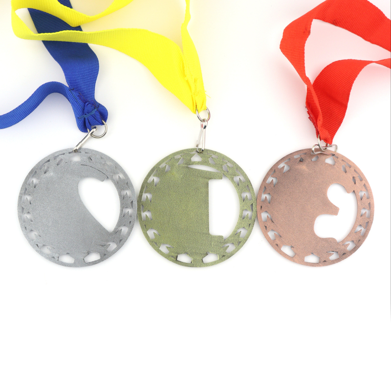 Medalja za školsko sportsko natjecanje u osnovnoj školi – metalna medalja s premazom zlatnog, srebrnog i bakrenog tona, cinkova legura, promjer 70 mm