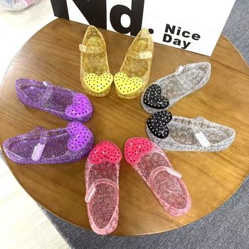 Lányoknak hercegnő szandál Velcro pánttal, puha PVC talppal, szív alakú mintával