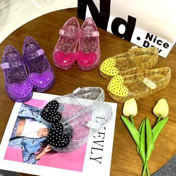 Lányoknak hercegnő szandál Velcro pánttal, puha PVC talppal, szív alakú mintával