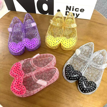 Lányoknak hercegnő szandál Velcro pánttal, puha PVC talppal, szív alakú mintával