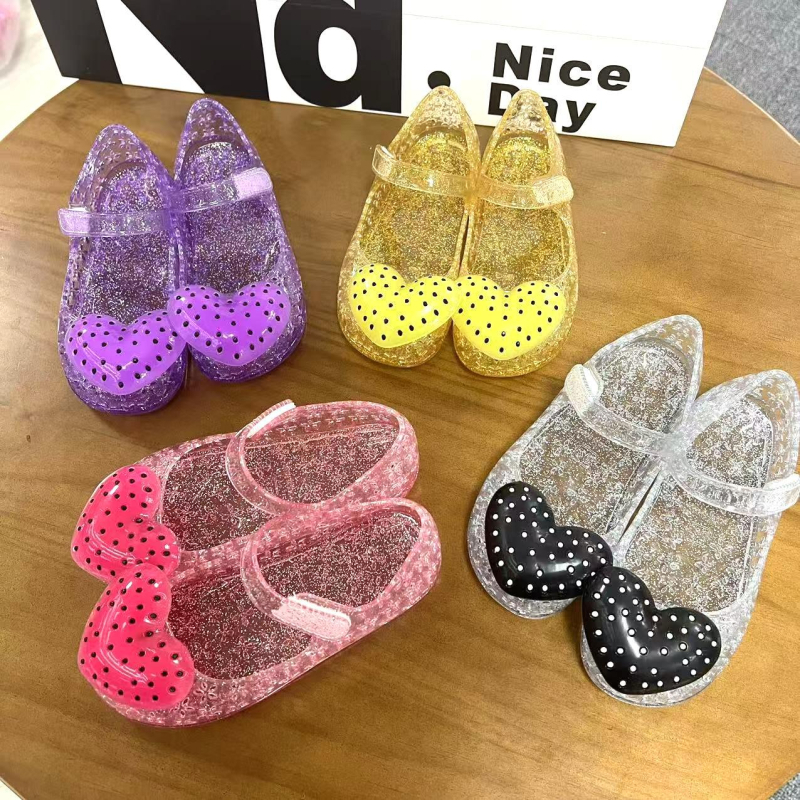 Lányoknak hercegnő szandál Velcro pánttal, puha PVC talppal, szív alakú mintával