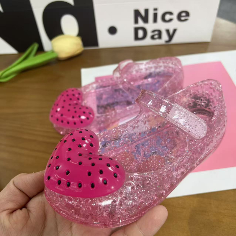 Lányoknak hercegnő szandál Velcro pánttal, puha PVC talppal, szív alakú mintával