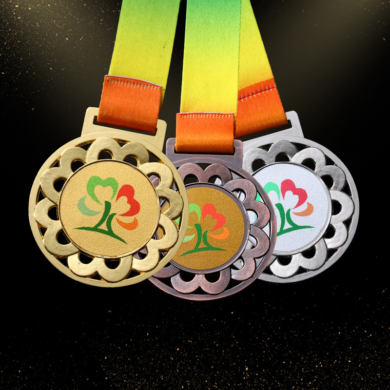 Prilagođena metalna medalja za maraton, badminton i nogomet – emajlirani završetak