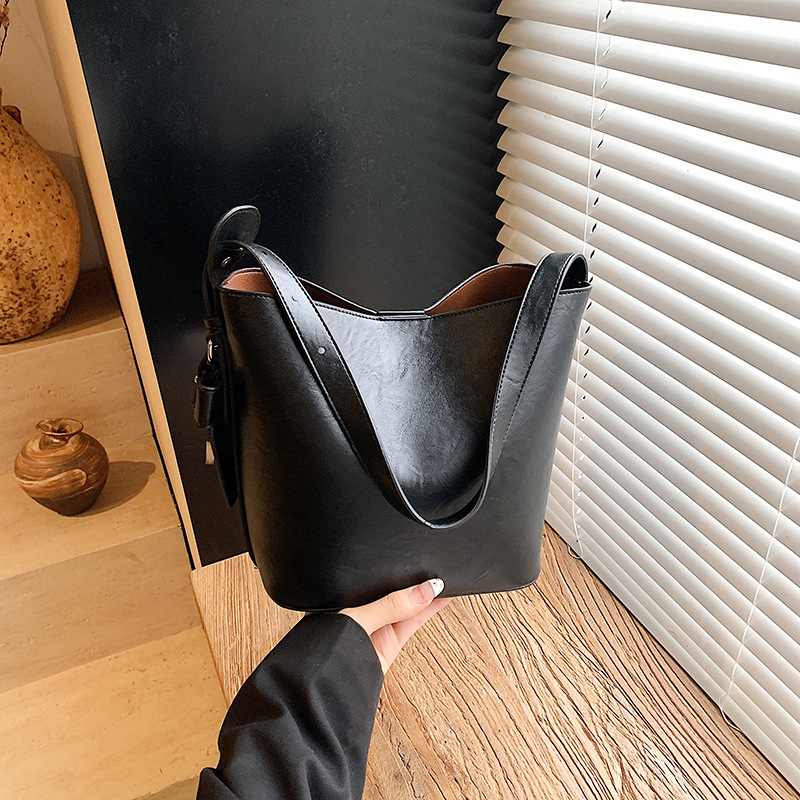 Modna ženska torba 2025 — svestrana bucket bag, casual, velikog kapaciteta, za rame ili preko tijela, gradski minimalistički stil