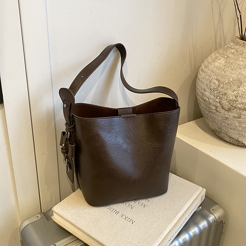 Modna ženska torba 2025 — svestrana bucket bag, casual, velikog kapaciteta, za rame ili preko tijela, gradski minimalistički stil