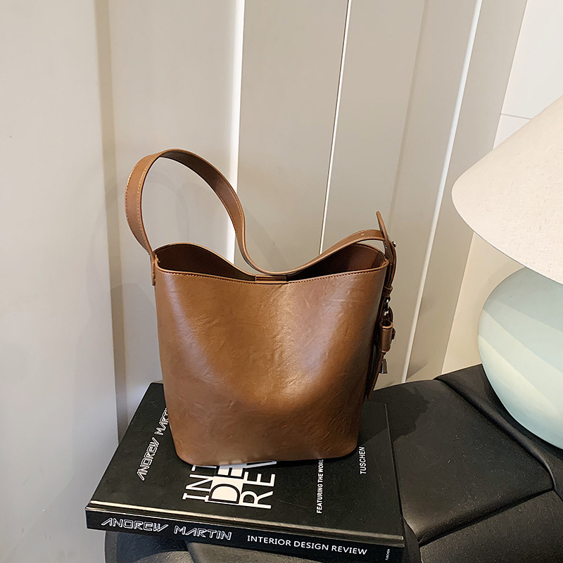Modna ženska torba 2025 — svestrana bucket bag, casual, velikog kapaciteta, za rame ili preko tijela, gradski minimalistički stil