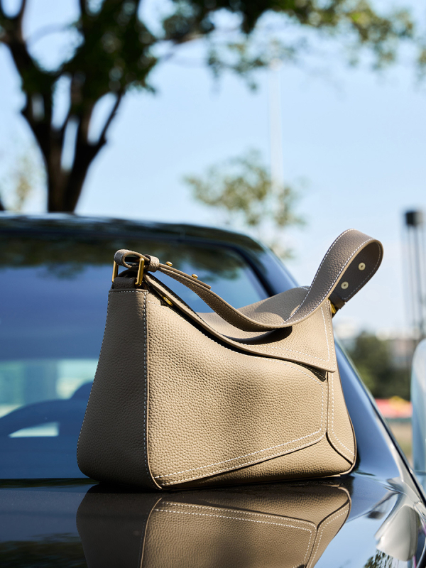 Ženska torba od prave kože, geometrijski oblik, 2025 novi model, crossbody torba s naramenicom