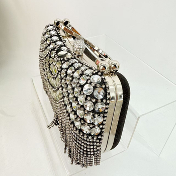 Večernja clutch torbica s kristalima i resicama, u europskom stilu