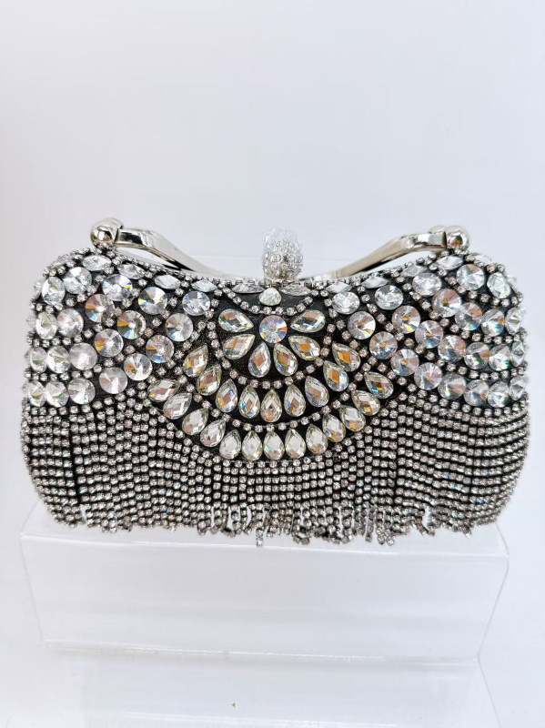 Večernja clutch torbica s kristalima i resicama, u europskom stilu