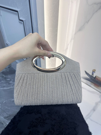 Clutch torbica s plisiranim dizajnom i metalnim halo ručkom – večernja torbica