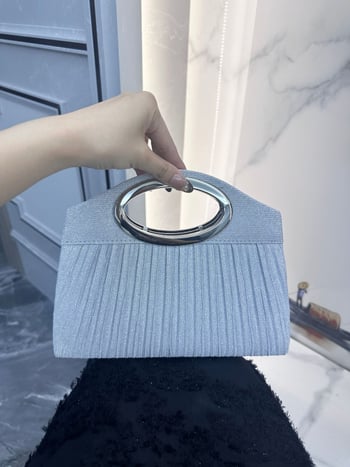 Clutch torbica s plisiranim dizajnom i metalnim halo ručkom – večernja torbica