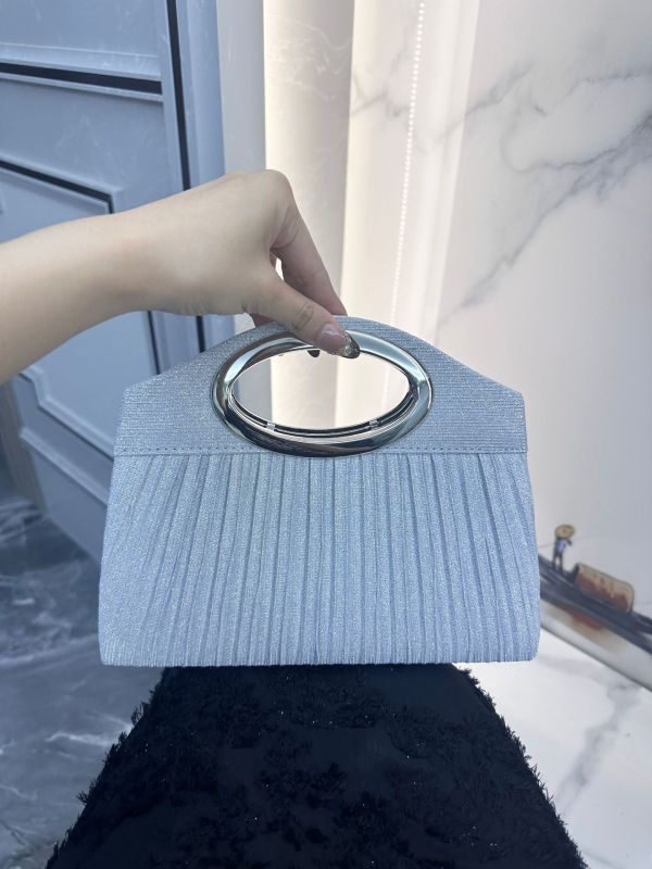 Clutch torbica s plisiranim dizajnom i metalnim halo ručkom – večernja torbica