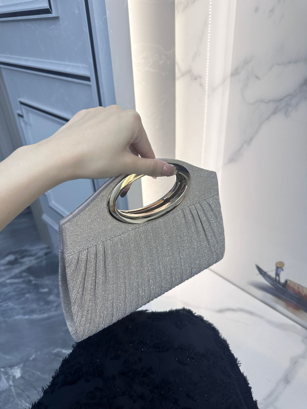 Clutch torbica s plisiranim dizajnom i metalnim halo ručkom – večernja torbica