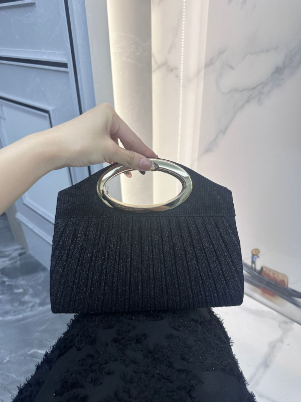Clutch torbica s plisiranim dizajnom i metalnim halo ručkom – večernja torbica