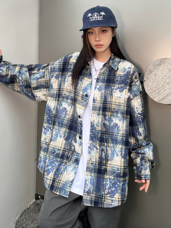Fanset divatmárka 2026 tavasz: hímzett hosszú ujjú ing tie-dye effektű részletekkel férfiaknak és retro kockás dzseki nőknek