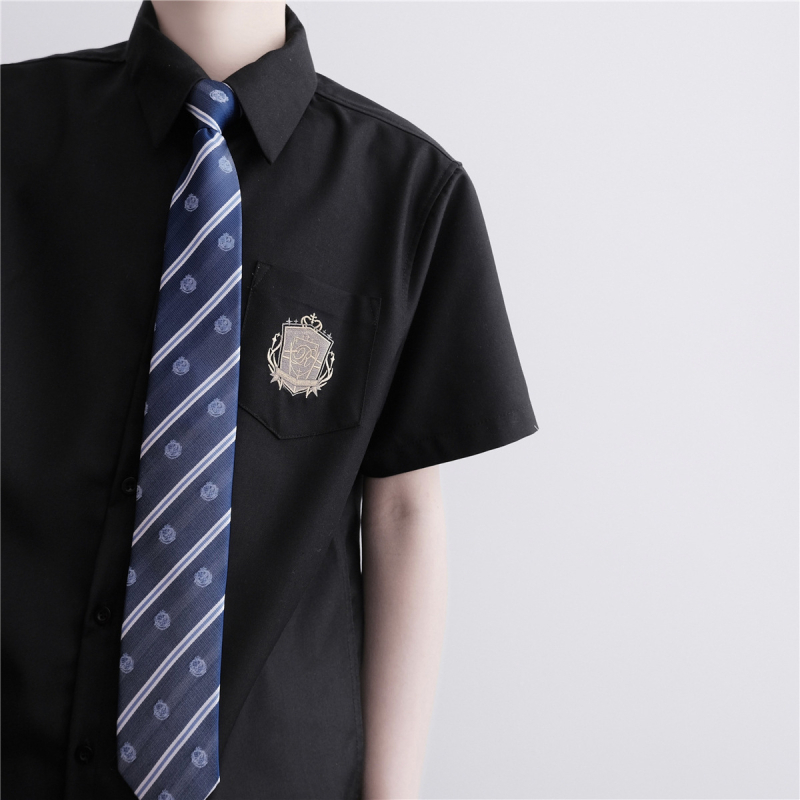 Muška košulja s crnom zlatnom vezom u stilu uniforme, kratkih rukava, šiljasti ovratnik