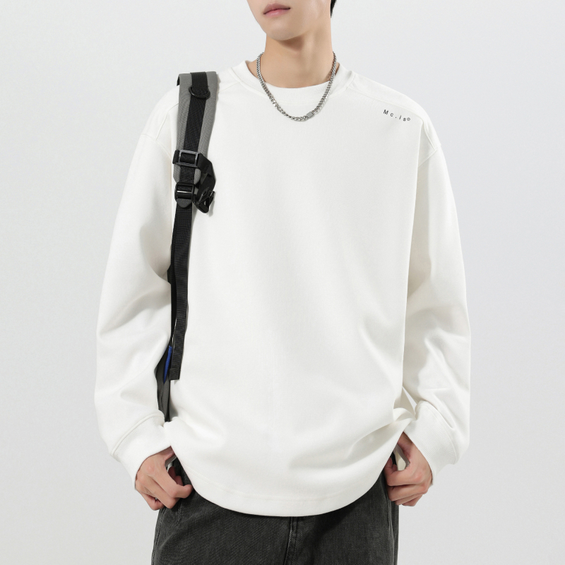 Férfi hosszú ujjú póló ősz-télre, lazán szabott, ívelt alsó szegély, betűs nyomás, nehéz anyag, mindennapi viselet