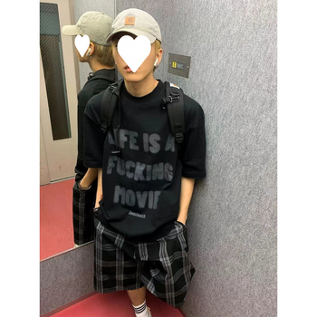 Muška majica kratkih rukava s printom izlizanim slovima, američki stil, slim fit, mladenački izgled