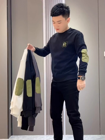 Muški pulover s okruglim izrezom i otiskom, dugi rukavi, unutarnji flis, slim fit, 96% pamuk