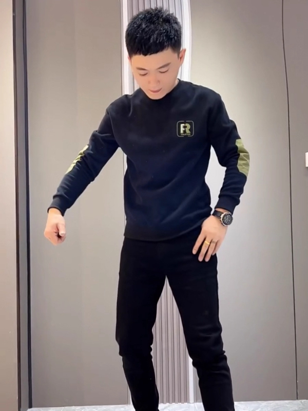Muški pulover s okruglim izrezom i otiskom, dugi rukavi, unutarnji flis, slim fit, 96% pamuk