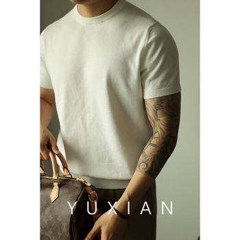 Férfiaknak szóló vékony szabású ice silk anyagú rövid ujjú kötött T‑shirt, egyszínű, kerek nyakkal