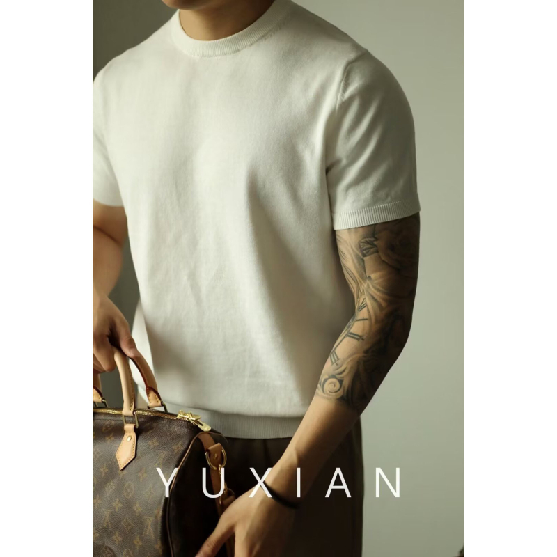 Férfiaknak szóló vékony szabású ice silk anyagú rövid ujjú kötött T‑shirt, egyszínű, kerek nyakkal